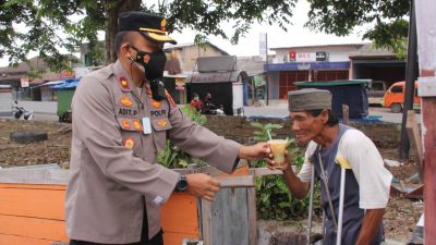 Polresta Bandarlampung Bagikan Paket Sayuran dan Makanan Gratis