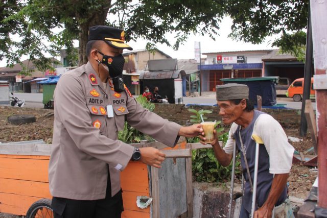 Polresta Bandarlampung Bagikan Paket Sayuran dan Makanan Gratis