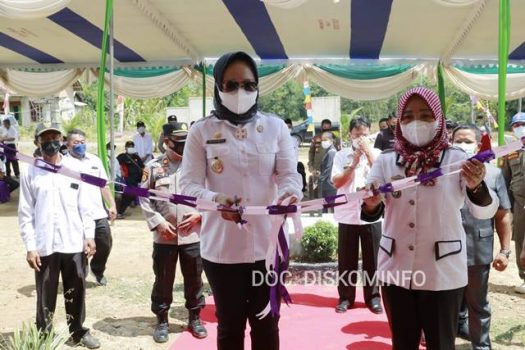 Bupati Winarti Resmikan Balai Kampung dan Taman Ramah Anak di Kahuripan Dalam