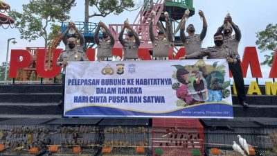 Hari Cinta Puspa dan Satwa Nasional, Ditlantas Polda Lampung Terbangkan 500 Ekor Burung