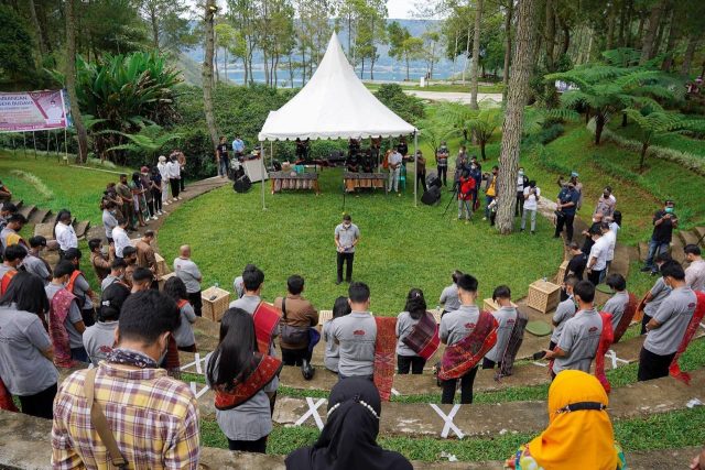 Menparekraf Buka Kegiatan Pengembangan Atraksi Seni Budaya di Kaldera Toba Nomadic Escape
