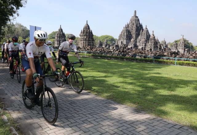 Gubernur Ganjar Pranowo dan Walikota Gibran Ikuti Tour de Borobudur