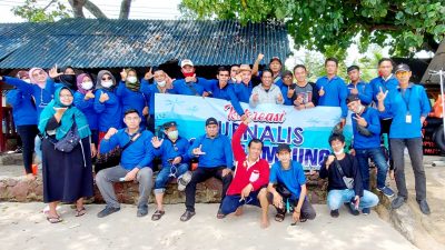 Kandidat Ketua PWI Lampung Juniardi Silaturahmi dengan Forum Wartawan Polda Lampung di Pantai Mutun