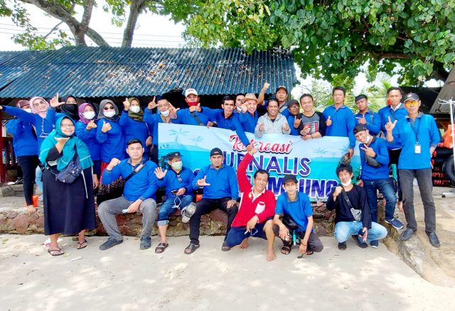 Kandidat Ketua PWI Lampung Juniardi Silaturahmi dengan Forum Wartawan Polda Lampung di Pantai Mutun