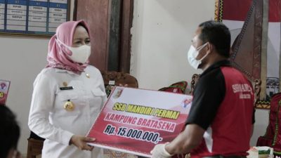 Bupati Winarti Serahkan Bantuan Realisasi 25 Program BMW di Dente Teladas