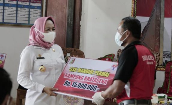 Bupati Winarti Serahkan Bantuan Realisasi 25 Program BMW di Dente Teladas