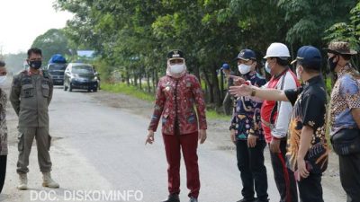Usai Tinjau Jalan, Bupati Winarti Pantau Vaksinasi di Unit 2