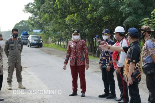 Usai Tinjau Jalan, Bupati Winarti Pantau Vaksinasi di Unit 2