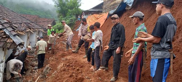 Longsor di Pekon Napal, Tanggamus, Rabu pagi (15/12/2021).
