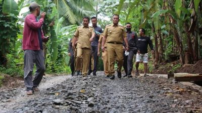 Bupati Nanang Ermanto Tinjau Proses Perkerjaan Peningkatan Jalan Desa di Lamsel