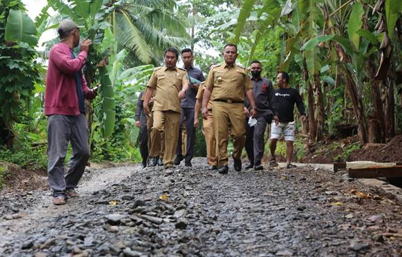 Bupati Nanang Ermanto Tinjau Proses Perkerjaan Peningkatan Jalan Desa di Lamsel