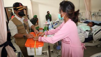 Kepala BNPB Serahkan Bantuan kepada Pasien Terdampak APG Gunung Semeru di RSUD Pasirian