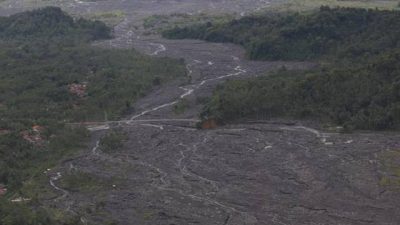 Kepala BNPB Tinjau Dampak Erupsi Semeru Lewat Udara dan Naik Trail