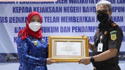 Walikota Bandarlampung Serahkan Penghargaan untuk Kejari