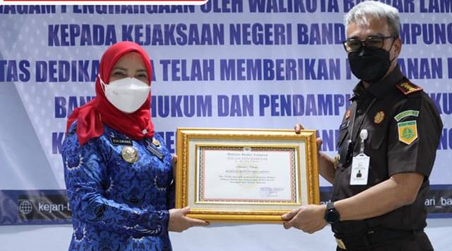 Walikota Bandarlampung Serahkan Penghargaan untuk Kejari