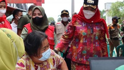 Ajak Warga Bandarlampung Vaksinasi Covid-19, Eva Dwiana Sambangi Pasar
