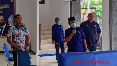 Di Kantor Nasdem Lampung, Herman HN Menyanyikan Lagu ‘Jangan Sampai Tiga Kali’