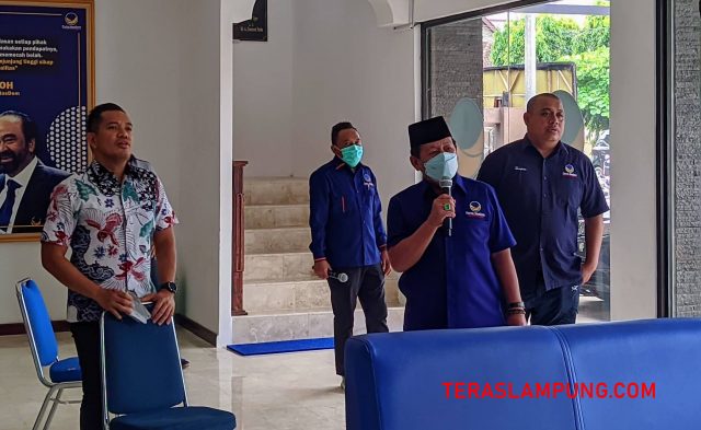 Di Kantor Nasdem Lampung, Herman HN Menyanyikan Lagu ‘Jangan Sampai Tiga Kali’