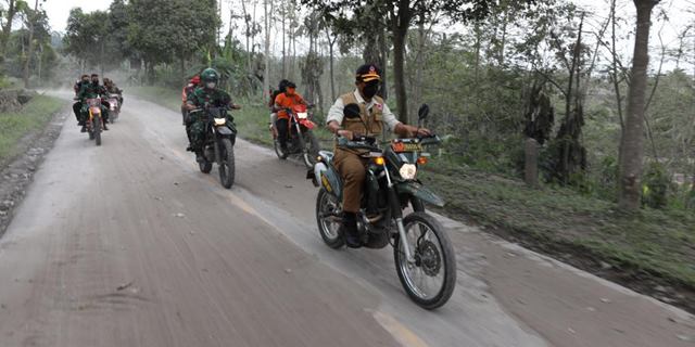 Foto : Kepala BNPB Letjen TNI Suharyanto (depan) mengendarai sepeda motor jenis trail saat meninjau lokasi terdampak awan panas guguran Gunung Semeru, Kabupaten Lumajang, Jawa Timur, Senin(6/12). (Komunikasi Kebencanaan BNPB/Danung Arifin)