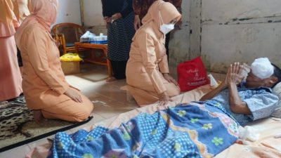 Penasihat Dharma Wanita Lamsel Berikan Bantuan Untuk Arifin Penderita Kanker Mata