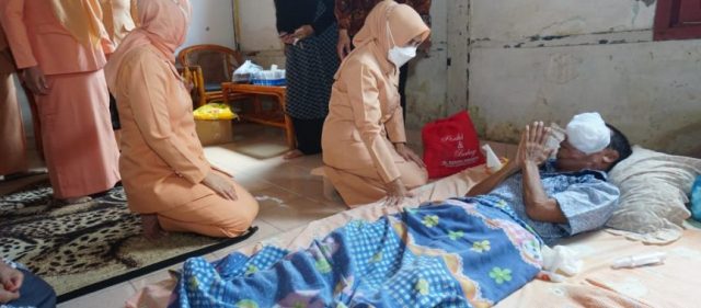 Penasihat Dharma Wanita Lamsel Berikan Bantuan Untuk Arifin Penderita Kanker Mata