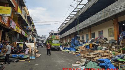 Puluhan Kios PKL di Jalan Bukittinggi dan Jl Batusangkar Bandarlampung Dirobohkan
