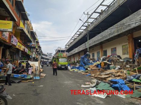 Puluhan Kios PKL di Jalan Bukittinggi dan Jl Batusangkar Bandarlampung Dirobohkan