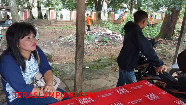 Ritawati, pedagang makanan yang losnya rusak parah akibat tertimpa pohon