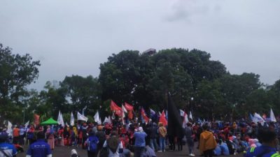 Tuntut Revisi UMP dan UMK, Ribuan Buruh di Batam Berunjuk Rasa