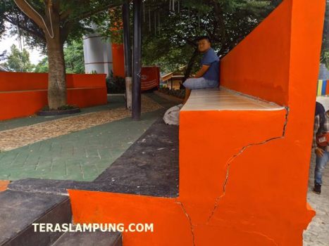 Tiga Bulan Diresmikan, Bangku Taman Bung Karno di Bandarlampung Sudah Retak