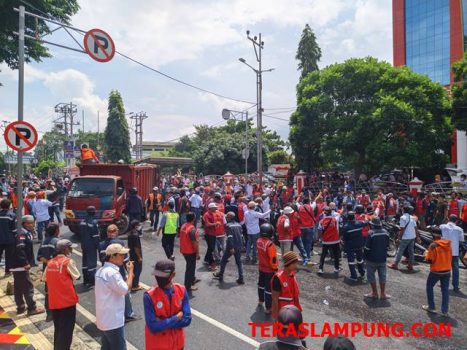 Ratusan Buruh Pelabuhan Panjang Geruduk Pemkot Bandarlampung