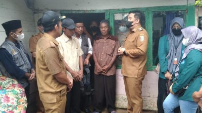 Bupati Dendi Ramadhona Serahkan Bantuan Bedah Rumah Layak Sehat di Banjarnegeri