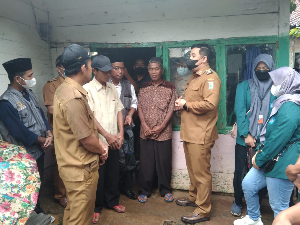Bupati Dendi Ramadhona Serahkan Bantuan Bedah Rumah Layak Sehat di Banjarnegeri