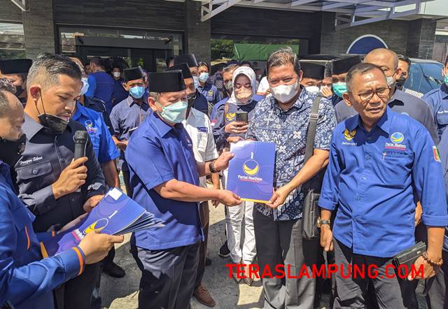 DPW Nasdem Lampung Bagikan 500 Ton Pupuk Organik