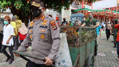 Jelang Imlek, Puluhan Anggota TNI-Polri di Bandarlampung Bersihkan Kelenteng