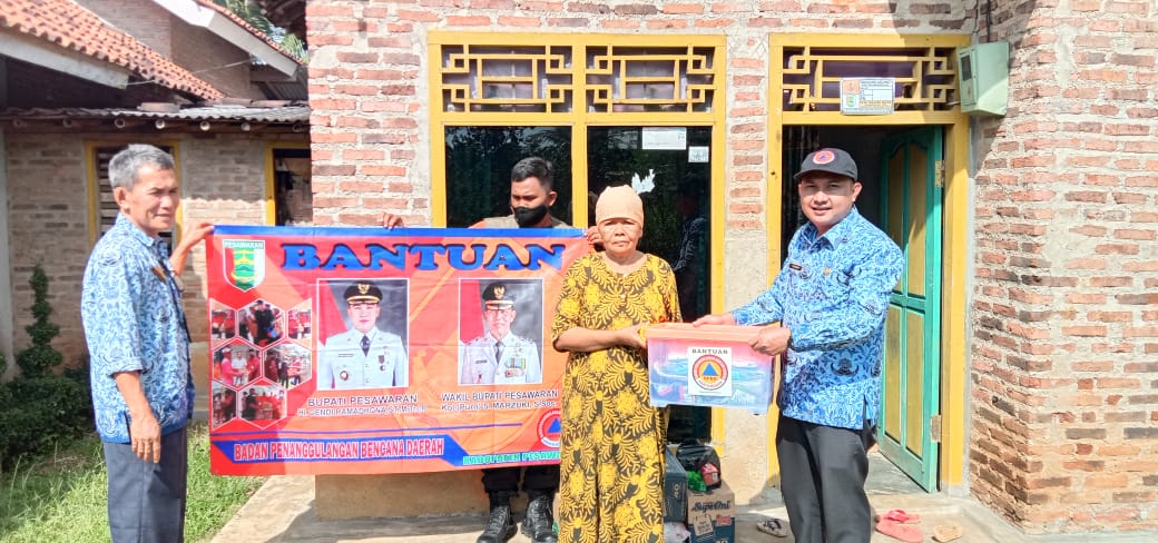Pemkab Pesawaran Serahkan Bantuan untuk Korban Kebakaran di Desa Tanjung Agung