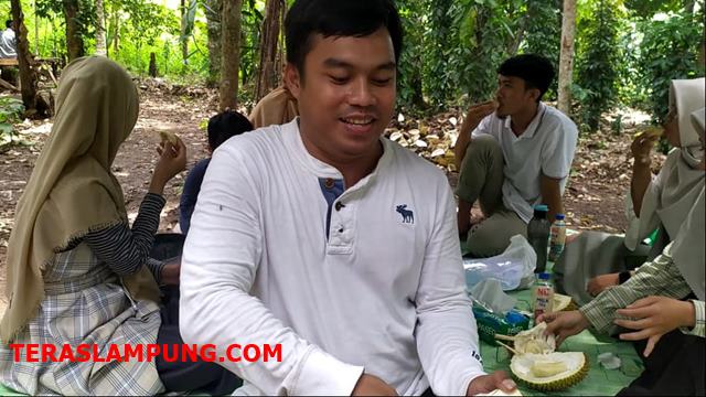 Salah seorang pengunjung asal Kota Metro, Agus Sumedi (38) bersama keluarganya saat mencoba buah durian di Wisata Duren Hi. Haqu'i di Desa Karang Jaya, Kecamatan Merbau Mataram, Lampung Selatan