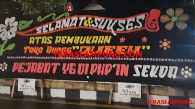 Inilah Karangan Bunga Nyeleneh di Depan Rumah Dinas Wakil Bupati Lampura