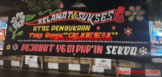 Inilah Karangan Bunga Nyeleneh di Depan Rumah Dinas Wakil Bupati Lampura