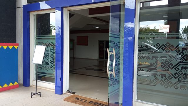 Ini Penampakan Pintu Kantor Pemkab Lampung Utara dalam 18 Hari Terakhir