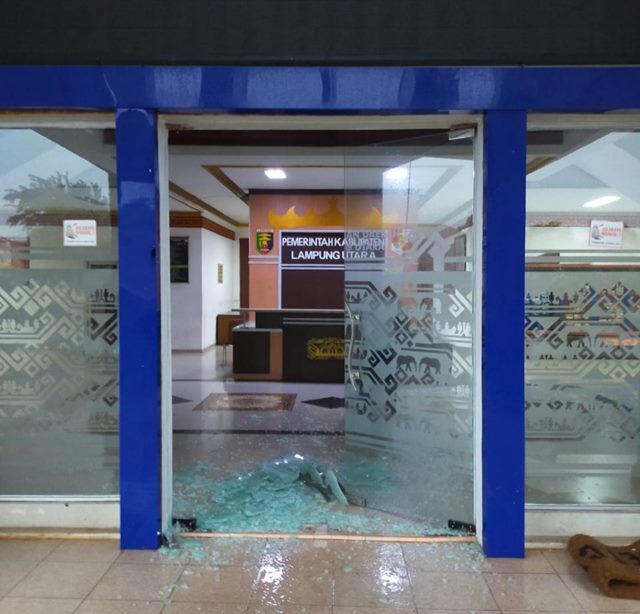 Pintu Kantor Pemkab Lampung Utara saat baru saja diterpa angin kencang pada 23 Desember 2021.