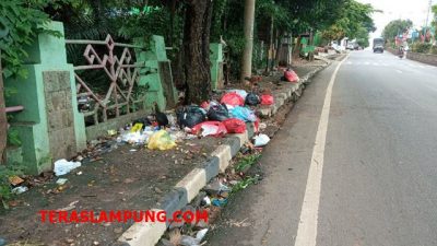 Sampah Berceceran di Pinggir Jalan di Kotabumi, Ini Imbauan DLH Lampura