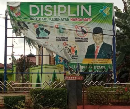 Spanduk Mengganggu Pemandangan di Kawasan Kantor Pemkab Lampura