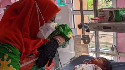 Walikota Bandarlampung Jenguk Bayi yang Dibuang Orang Tuanya