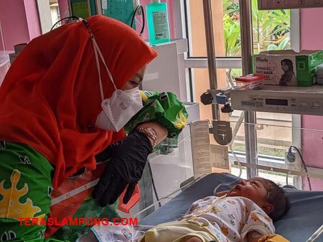 Walikota Bandarlampung Jenguk Bayi yang Dibuang Orang Tuanya