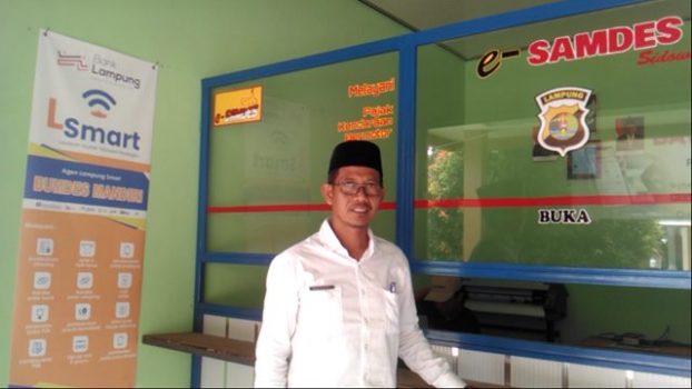 Kepala Desa (Kades) Sidowaluyo, Haroni menunjukkan Gerai digitalisasi e-Samdes dan L-Smart salah satu unit usaha BUMDes Sidowaluyo sebagai tempat pelayanan pembayaran pajak kendaraan bermotor (PKB) dan lainnya.
