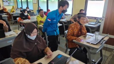 Dosen Teknik Fisika ITERA Latih Guru Alkautsar Gunakan Webgame