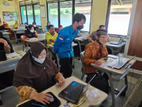 Dosen Teknik Fisika ITERA Latih Guru Alkautsar Gunakan Webgame