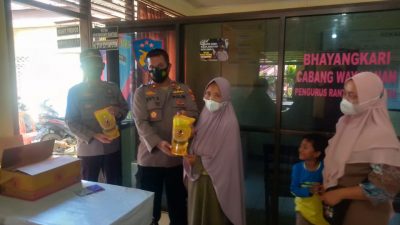 Tingkatkan Vaksinasi, Polsek Baradatu Bagikan Ratusan Minyak Goreng