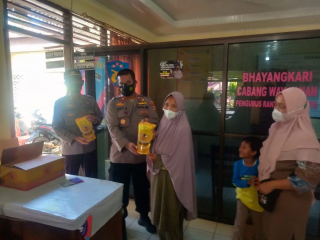 Tingkatkan Vaksinasi, Polsek Baradatu Bagikan Ratusan Minyak Goreng